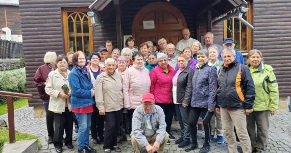 Lélekemelő kirándulásra indult az Őszirózsák Idősek Klubja